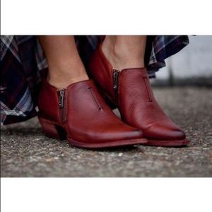 Frye Sacha Moto Shootie in taupe, sz 8.5